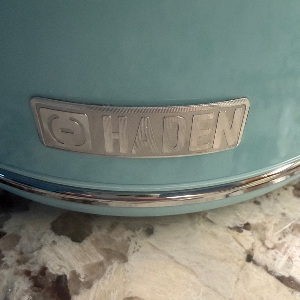 Hayden Retro-Style Electric Kettle in Teal with Chrome Accents - Picture 2 of 4